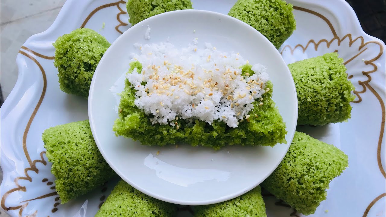 Bánh ống lá dứa Hà Tiên ăn kèm dừa nạo