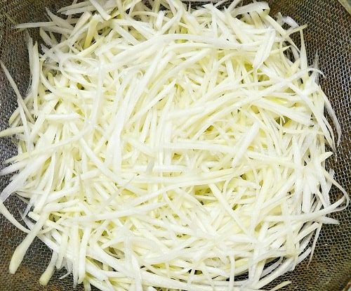 Đu đủ nạo sợi cũng là một thành phần của nhân bánh. Ảnh: Nông sản Dũng Hà.