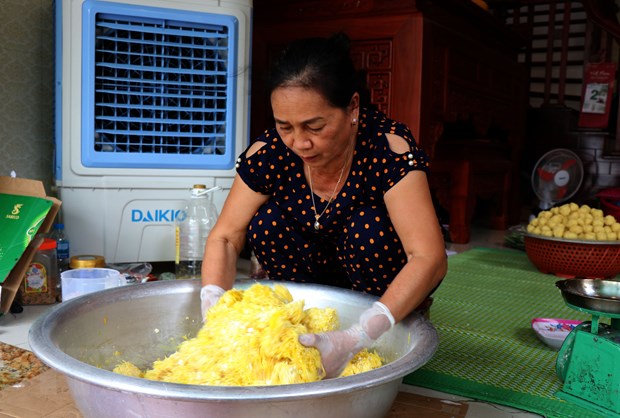Trộn nhân bánh. Ảnh: Đinh Văn Nhiều/TTXVN