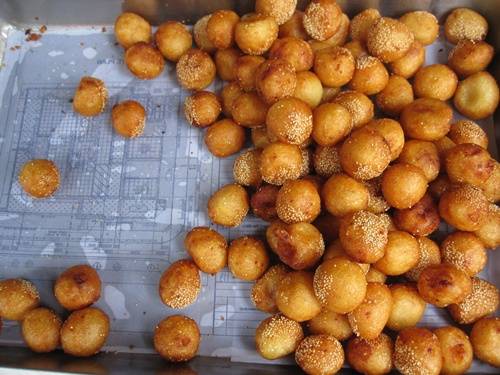 Bánh rán bi Hà Nội bé xíu nên khách hàng thường mua theo đơn vị chục cái