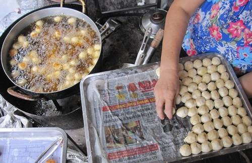 Chủ quán chia sẻ công đoạn nhào bột cho bánh rán bi Hà Nội