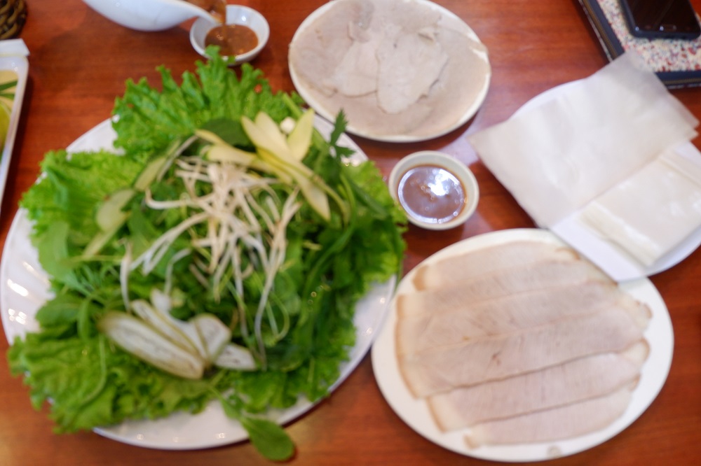 banh-rang-cuon-thit-ivivu
