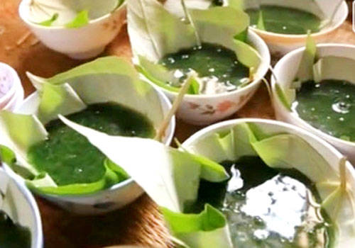 Bánh rong biển ở Cửa Tùng. Ảnh: VTV
