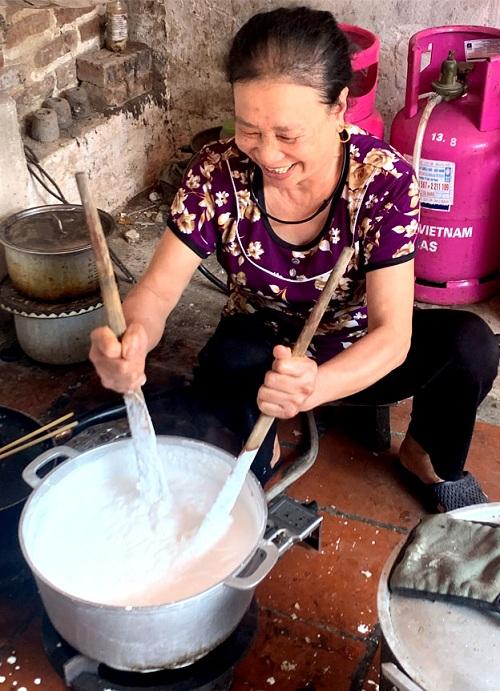 Khuấy bột. Ảnh: Làng nghề Việt.