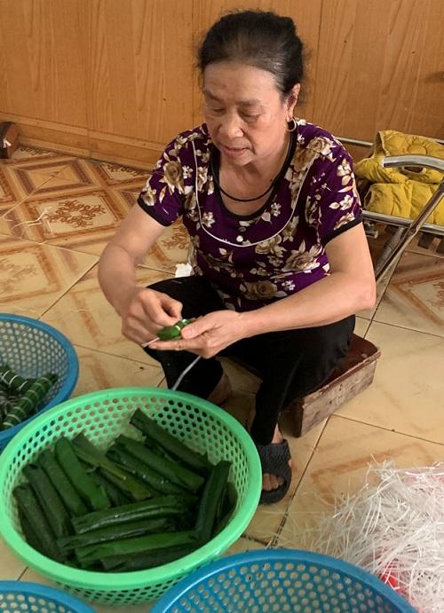 Gói bánh. Ảnh: Làng nghề Việt.