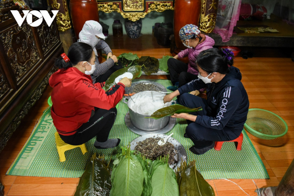 Cho nhân vào bánh. Ảnh: VOV.