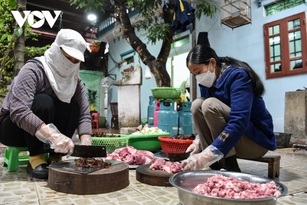 Nhân bánh được chọn lọc kỹ càng. Ảnh: VOV.