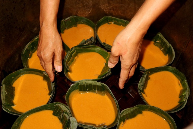 Chuẩn bị hấp bánh tổ Hội An
