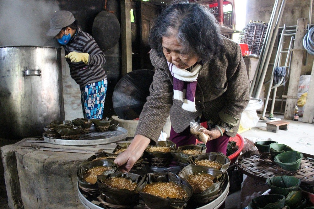 Làm bánh tổ thủ công. Ảnh: Báo Lao động.