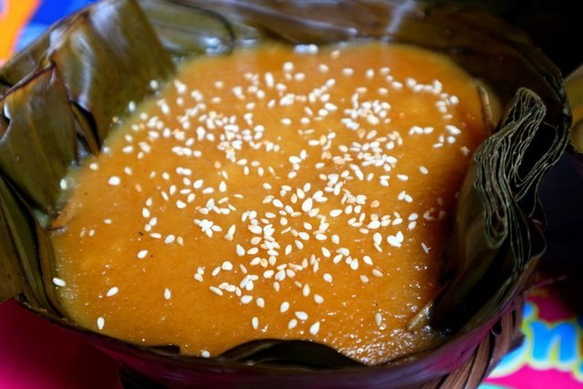 Rắc mè cho bánh tổ. Ảnh: VOVTV.