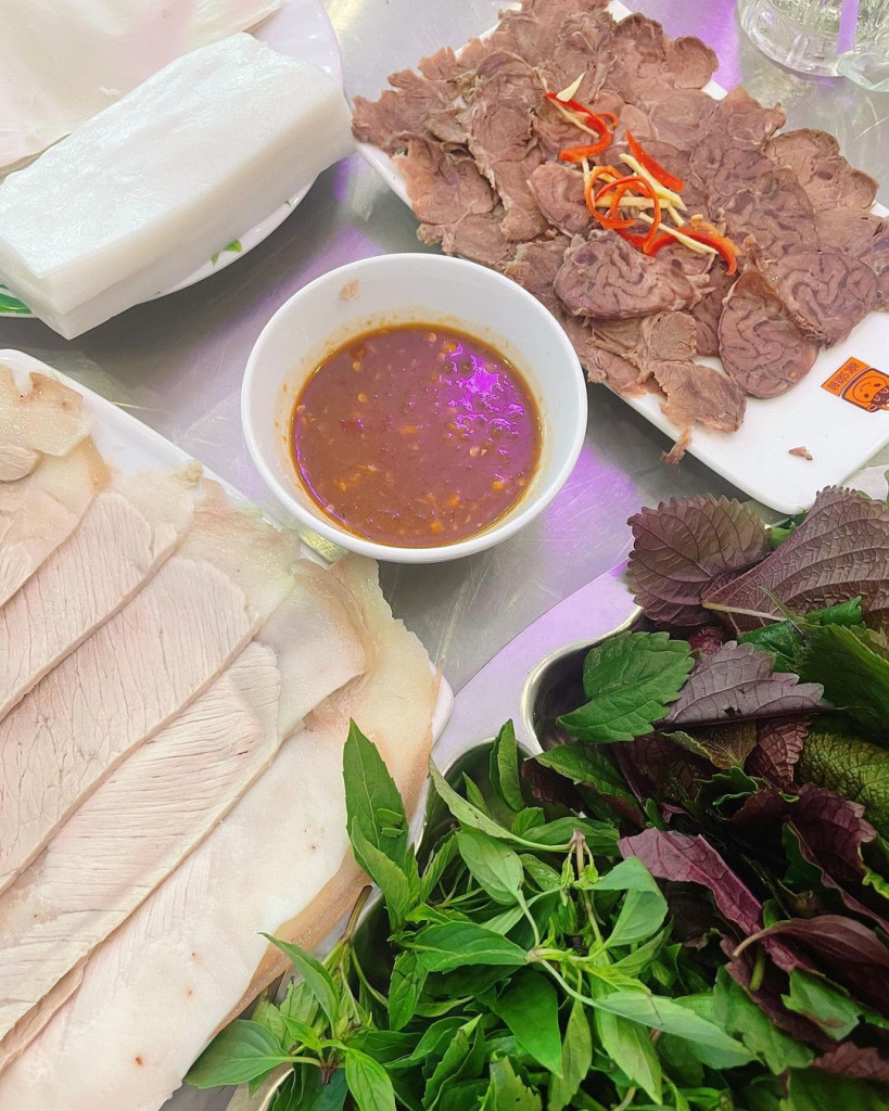 Rau ăn kèm bánh tráng cuốn thịt heo Đà Nẵng