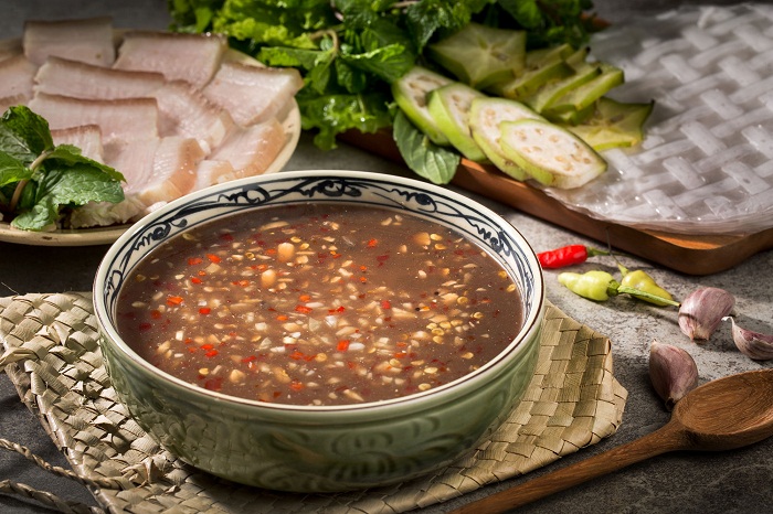 Mắm nêm ăn kèm bánh tráng cuốn thịt heo Đà Nẵng