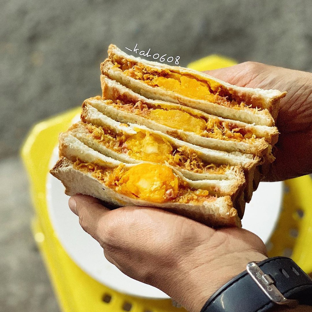 Sandwich trứng muối chà bông pate tại Cô Bắc quận 1