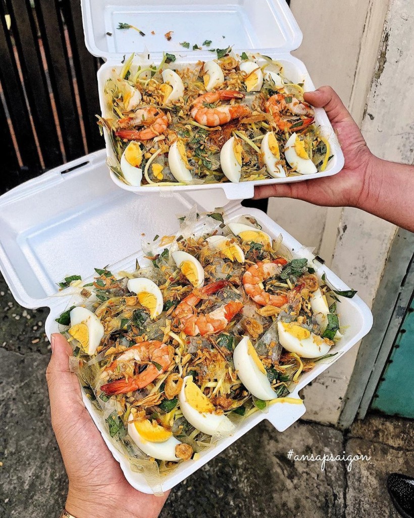 Bánh tráng trộn hải sản là cái tên khá mới trong danh bạ ăn vặt của giới trẻ TP.HCM thời gian gần đây. Một phần bánh tráng đầy đủ gồm bánh tráng, tôm tươi, trứng, rau răm, mỡ hành, xoài bào... được trộn đều vừa vị. Một phần bánh tráng 2 người ăn có giá 70.000 đồng. Bạn có thể đến địa chỉ 193 đường số 28, quận Gò Vấp để khám phá món mới này. Ảnh: Ansapsaigon.