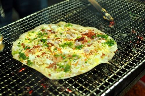 Bánh tráng nướng Đà Lạt trên vỉ than hồng