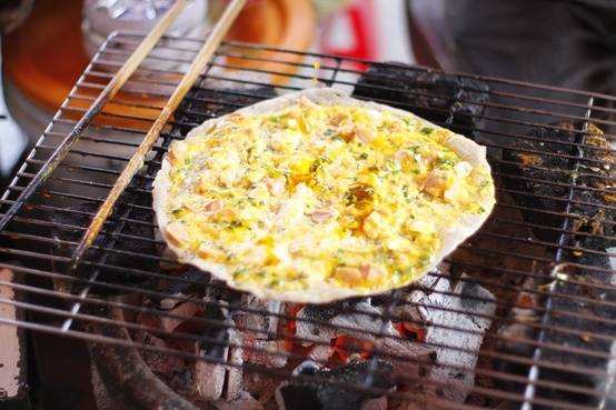 Bánh tráng nướng Đà Lạt nướng trên than hồng