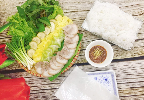 Thịt ba chỉ luộc chín thái mỏng cho bánh tráng thịt luộc