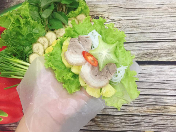 Cách cuốn bánh tráng thịt luộc với rau sống