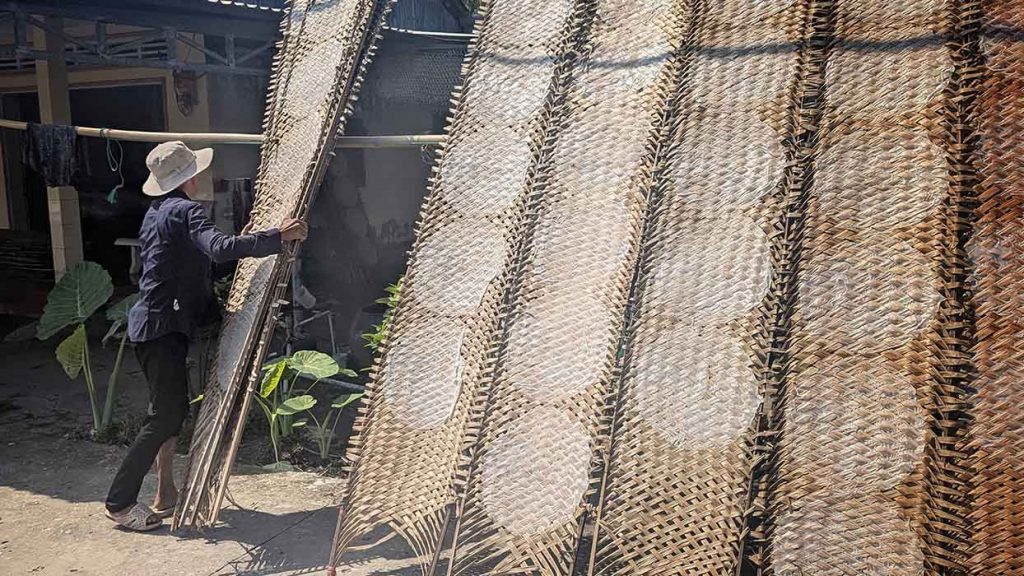 Phên tre phơi bánh tráng Thuận Hưng