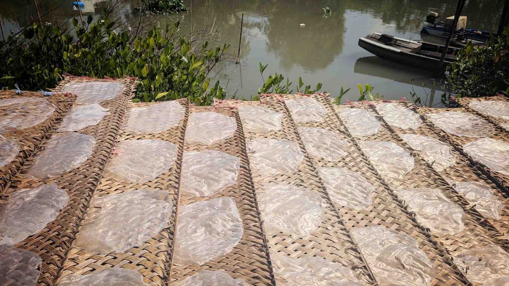 Bánh tráng lạt của làng nghề bánh tráng Thuận Hưng