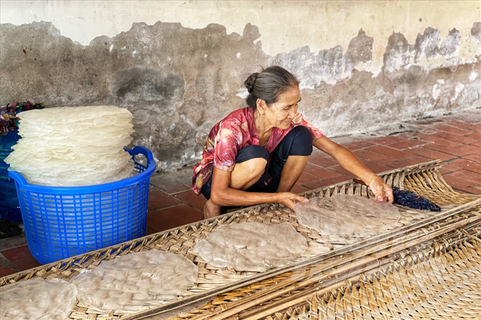 Gỡ bánh tráng Thuận Hưng khỏi phên tre