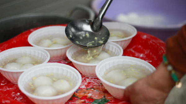 Bánh chay chan nước bột đao trong ngày Tết Hàn thực