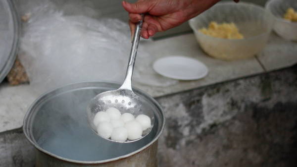 Bánh trôi sau khi vớt khỏi nồi nước sôi