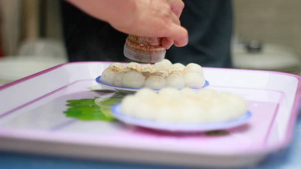 Bánh trôi rắc vừng rang thơm