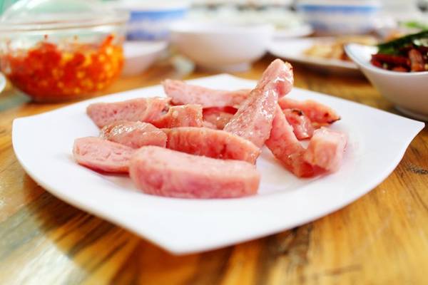 Bánh ướt kiểu Nha Trang đĩa chồng đĩa cực hút khách tại Phú Nhuận Sài Gòn