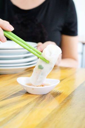 Trải nghiệm xếp đĩa chồng đĩa khi ăn bánh ướt kiểu Nha Trang