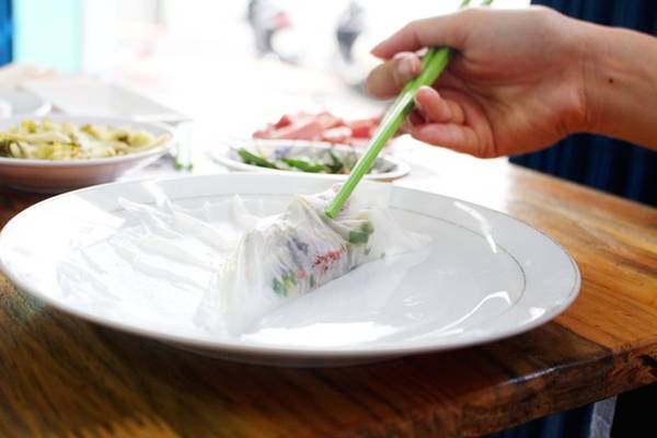 Thưởng thức bánh ướt kiểu Nha Trang chấm mắm nêm siêu ngon