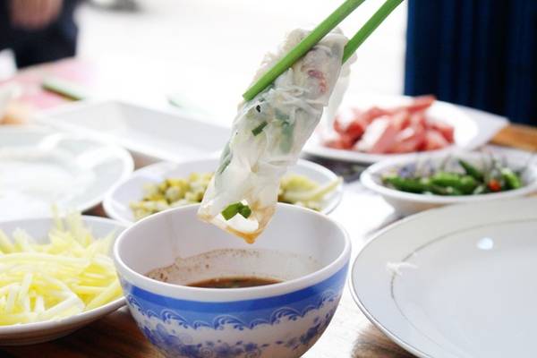 Thịt nướng ăn kèm bánh ướt kiểu Nha Trang tại Sài Gòn