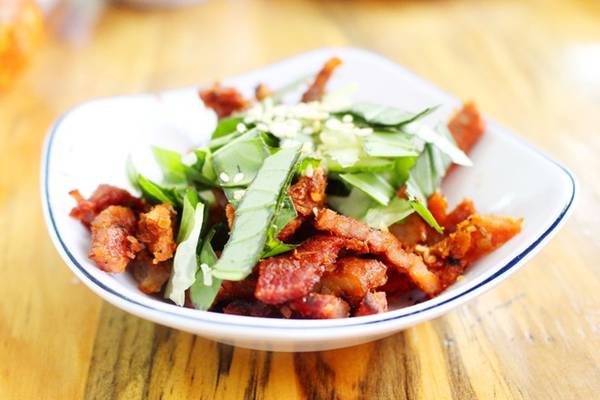 Khác với những chiếc bánh cuốn thuôn dài, vỏ mỏng, nhân thịt nấm quen thuộc của bánh cuốn, hay đĩa bánh đầy đặn các bánh, rau sống, các loại chả..., đĩa bánh ướt tại đây đơn giản là một miếng bánh mỏng điểm xuyết ít chà bông (ruốc) tôm, hành phi trải rộng trên đĩa.