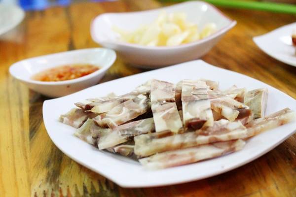Ăn kèm là bốn loại nhân khác nhau gồm thịt nướng, nem nướng,nem chua và giò thủ (chả thủ).