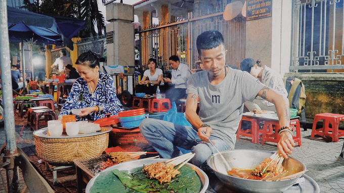 Bánh ướt thịt nướng Hội An được bán tại các gánh hàng rong ven sông Hoài