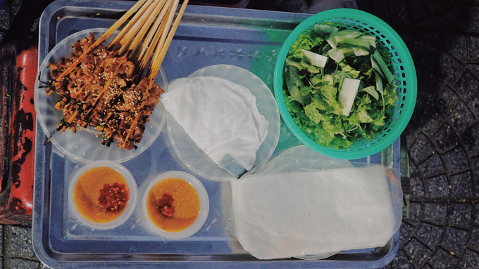 Thịt nướng dùng cho bánh ướt thịt nướng Hội An được ướp với ngũ vị hương, sả, mật ong