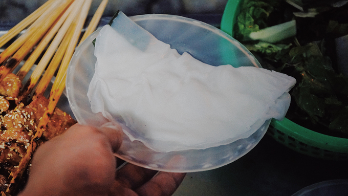 Bánh ướt mỏng được xếp trên đĩa cho món bánh ướt thịt nướng Hội An