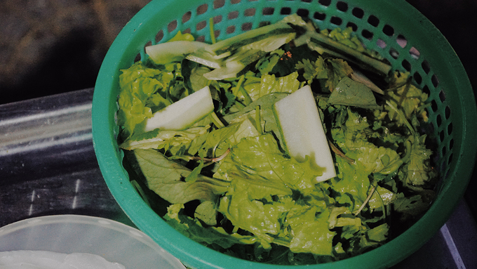 Rau từ làng Trà Quế dùng cho bánh ướt thịt nướng Hội An