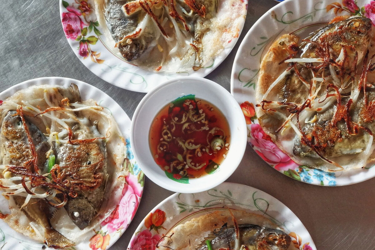 Bánh xèo cá kình làng Chuồn chuẩn vị Huế ngon giòn rụm tại đầm Chuồn