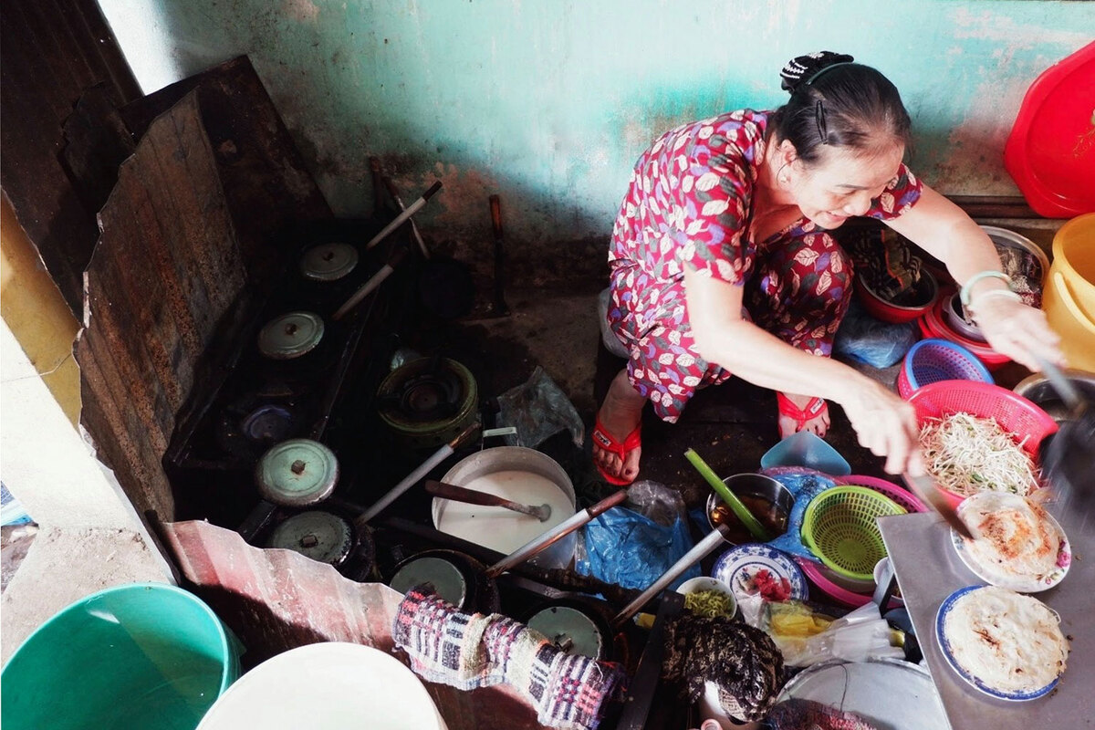 Nét văn hóa đổ bánh xèo cá kình làng Chuồn độc đáo tại chợ quê miền Trung