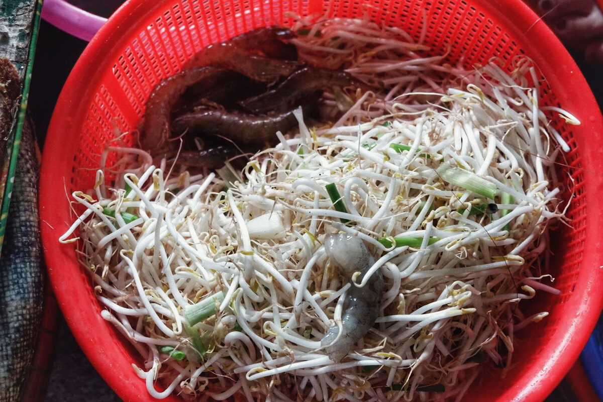 Nghe tiếng xèo xèo và ngửi mùi thơm nức của những nguyên liệu tự chuẩn bị, thực khách lấy điều này làm thú vui trong lúc đợi bánh. Những người đổ bánh thuê sẽ không có sẵn cá, tôm mà thực khách phải tự mua riêng. Họ chỉ lấy riêng tiền bột và tiền công đổ bánh khoảng 2.000 đồng/ cái. Chi phí toàn bộ cho bánh, cá, tôm... khoảng 50.000 - 60.000 đồng/ người, đủ no nê cho một bữa sáng.  Còn với người dân trong vùng, bánh xèo là món ăn sáng quen thuộc, song ăn đơn giản hơn. Họ thường mua vài lát thịt, vài con tôm hoặc thậm chí chỉ ăn bột bánh còn thi thoảng mới ăn cá, vì chi phí khá cao cho buổi sáng của người Huế.