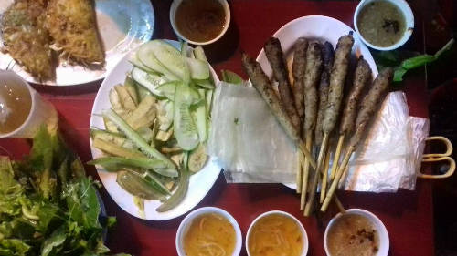 Bánh xèo Hà Nội nóng hổi và nem lụi ngon miệng tại Hà Nội