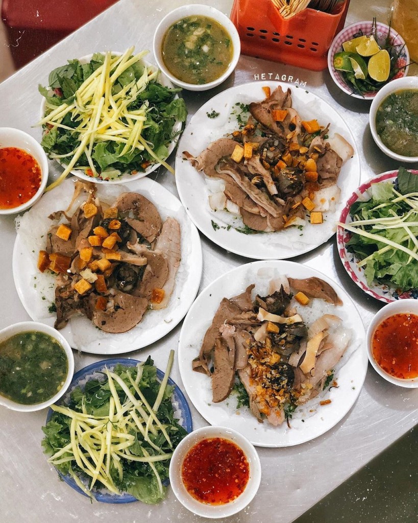 Bánh mì lagu với thịt heo ninh Quy Nhơn