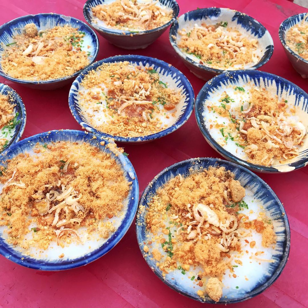 Bánh xèo tôm nhảy ăn kèm rau sống Quy Nhơn