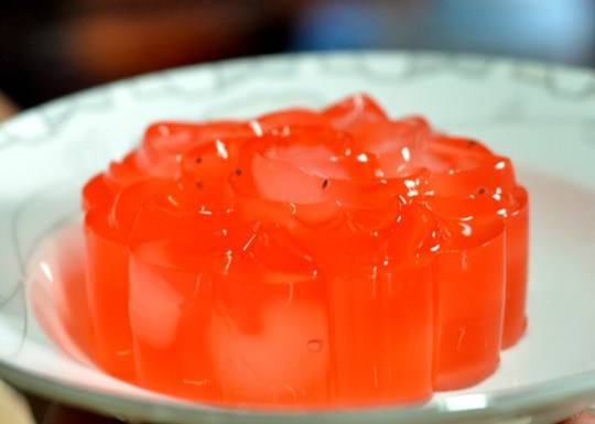 Thực tế đây là loại thạch rau ngọt mát được tạo hình thành những chiếc bánh Trung thu. Không đúng "truyền thống" lắm nhưng vẫn là một khúc biến tấu khá thú vị.