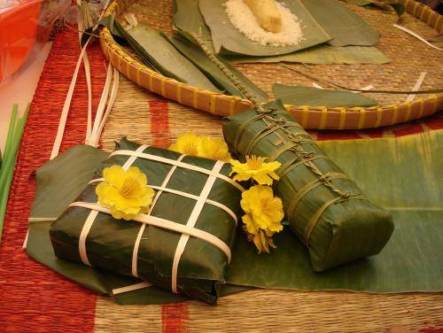 Bánh tét khác bánh chưng ở chỗ dùng lá dong gói thay vì lá chuối