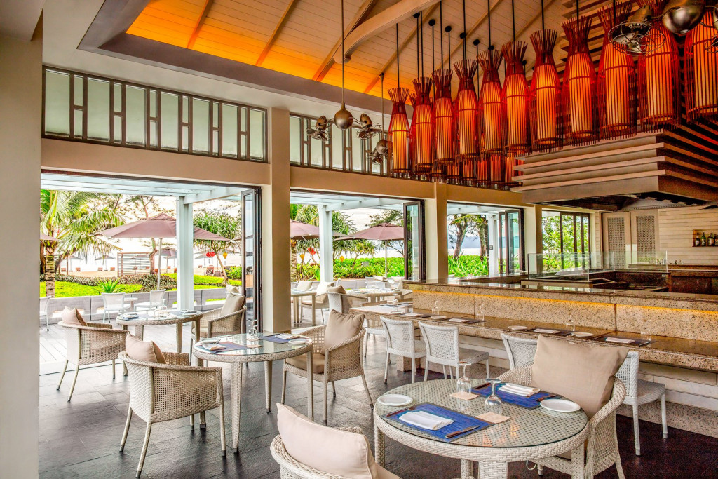 Hiên tắm nắng lộng gió tại Banyan Tree Lăng Cô Huế