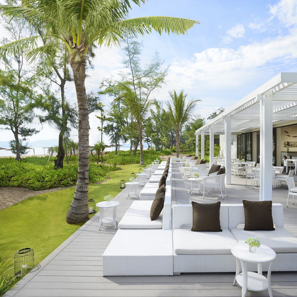 Lễ đường cưới ngập tràn ánh nắng tại Banyan Tree Lăng Cô Huế