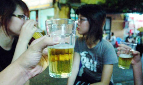 Bia hơi Việt Nam tại khu phố cổ Hà Nội - văn hóa lai rai vỉa hè và ca nhạc đường phố