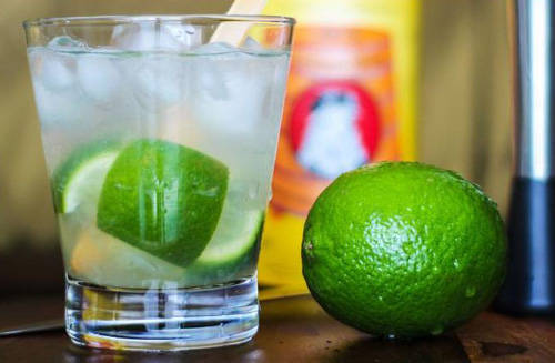Caipirinha của Brazil kết hợp với món feijoada
